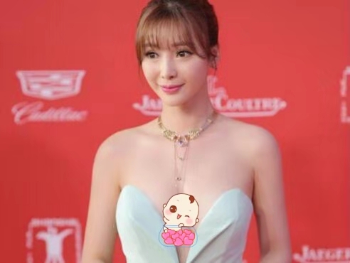 柳岩时尚美装吸睛一片,柳岩一身清爽打扮现身