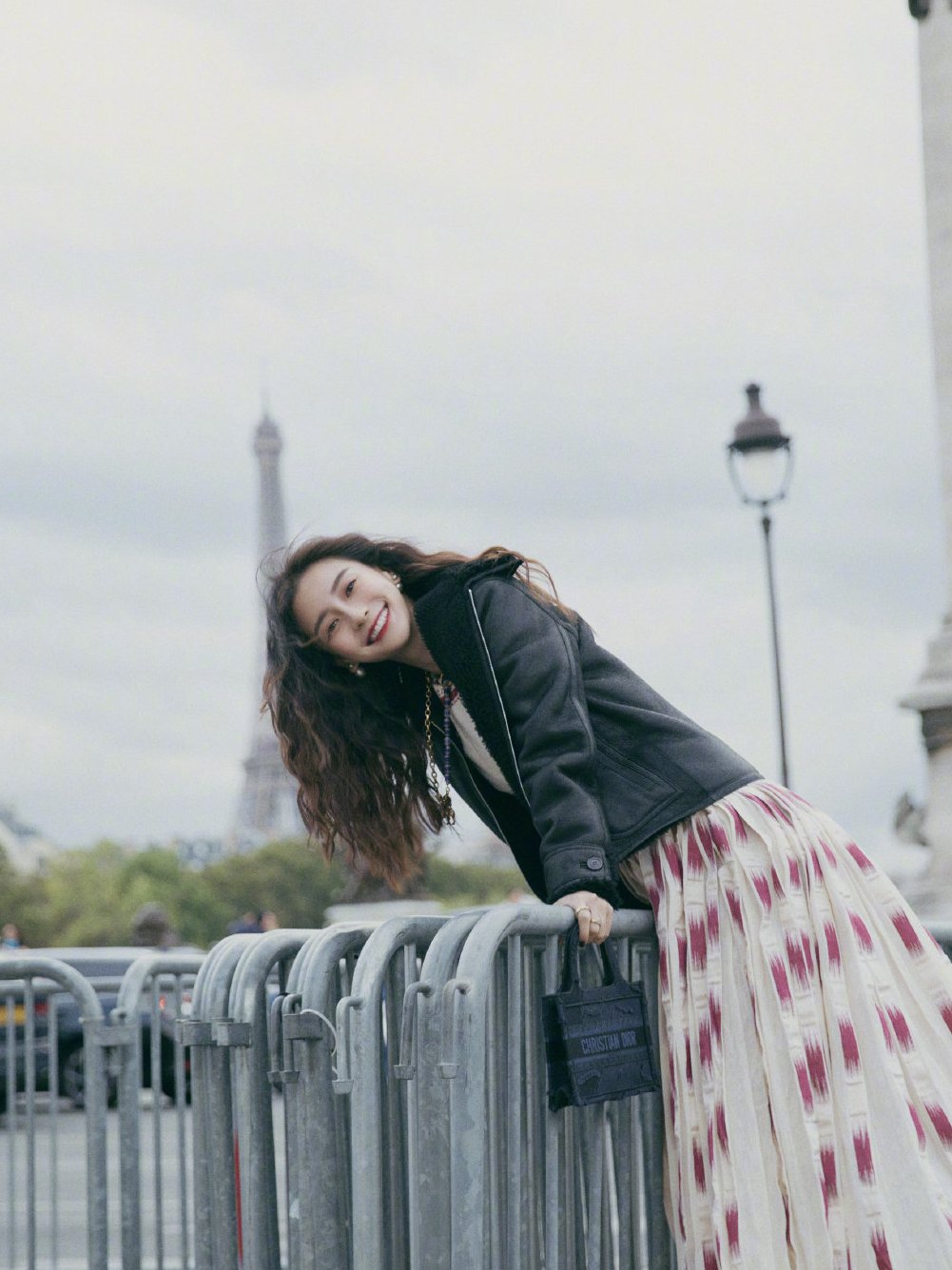 48岁袁咏仪真大胆，穿摩洛哥长裙显气质，意外撞衫baby竟不输？