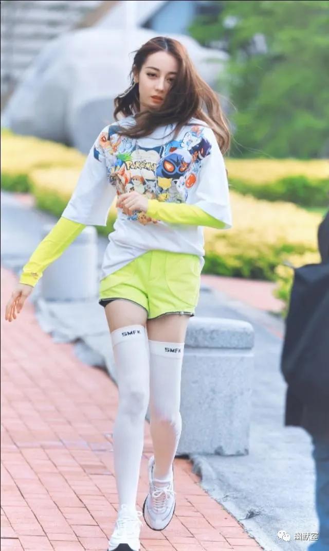 男女朋友睡一个房间，女的划了条线：过线的是*兽禽**