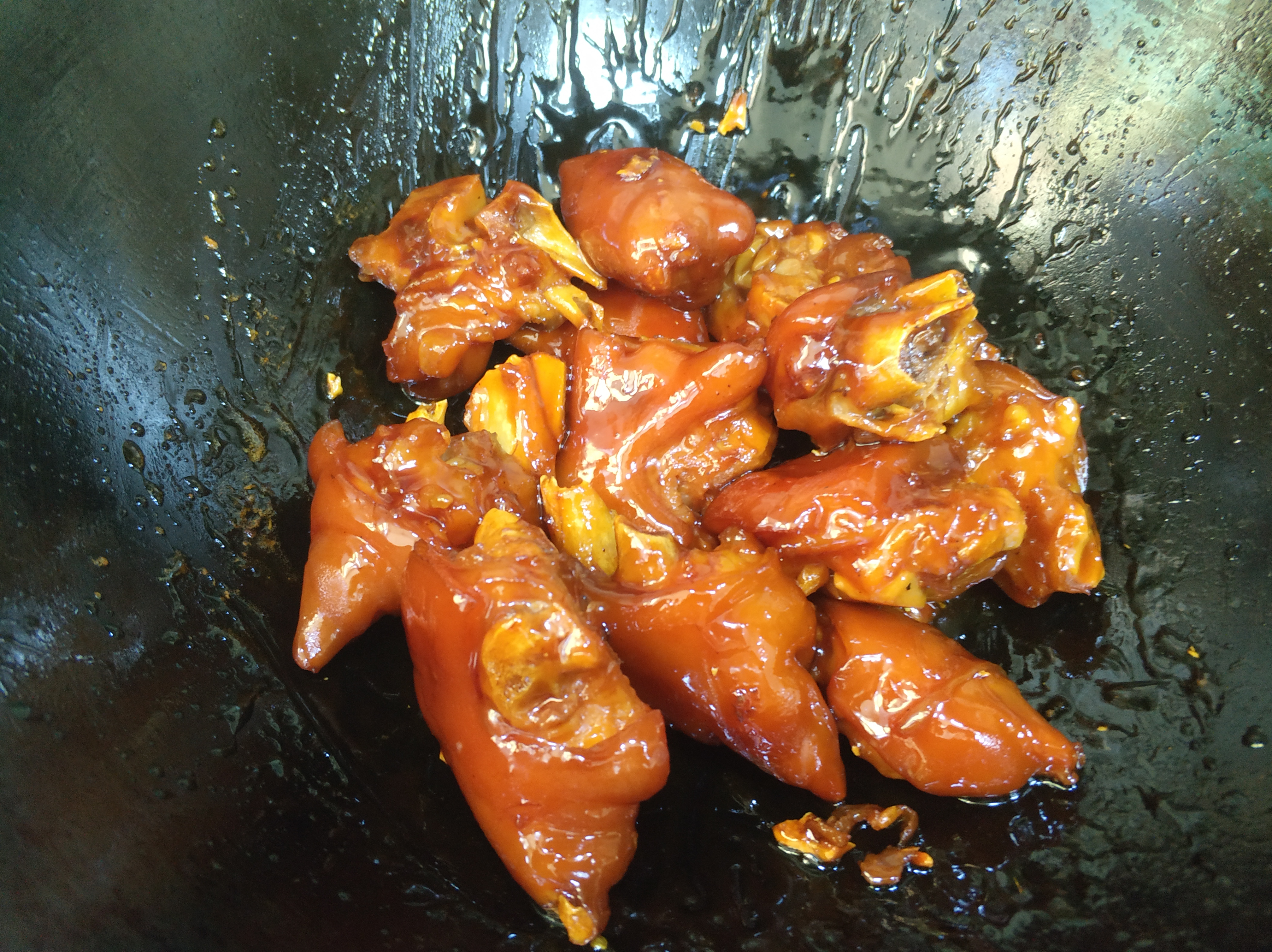 红烧猪蹄怎么颜色红亮,红烧猪蹄怎么做才软烂不腥臭