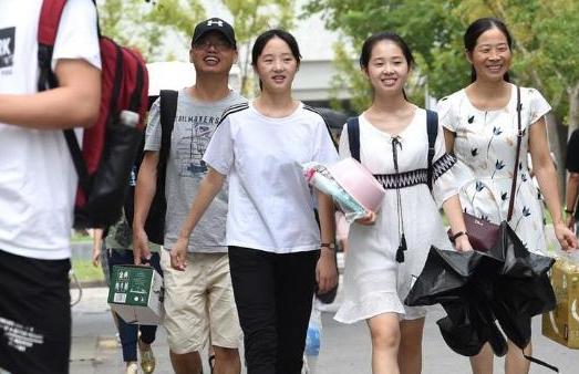 高校女生送快递,女生因没电脑被室友“嘲笑”