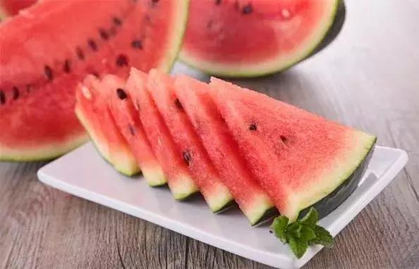 3个桃子26块钱,3个桃子28元