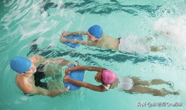 小孩怕水教练怎么教,怎么正确引导怕水的孩子学游泳
