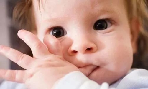 有关宝宝吃手的小故事,关于宝宝吃手的句子