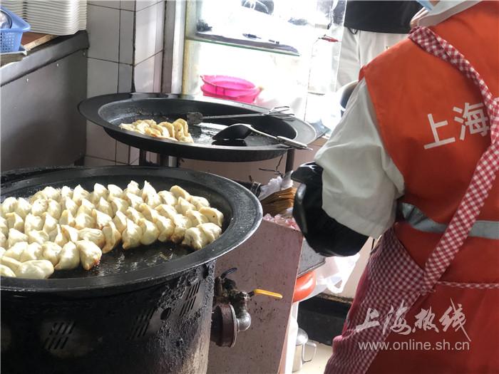 沙富生煎锅贴大王排长队也要吃的锅贴米道好