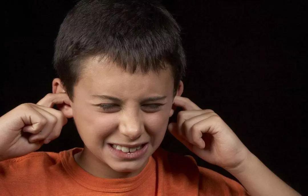 满月宝宝对声音不敏感怎么办,声音敏感怕吵怎么解决