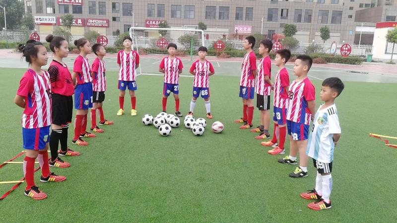 方城七小：校园足球让孩子爱上锻炼和学习