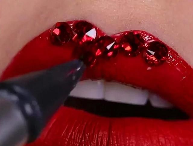 嘴唇上有颗钻石,嘴唇上镶嵌钻石