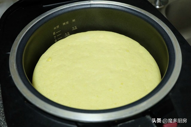 这才是电饭锅蛋糕正确的做法,用300g蛋糕预拌粉做电饭锅蛋糕