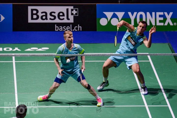 羽毛球离身体特别近怎么挑球,羽毛球专家把脉发球