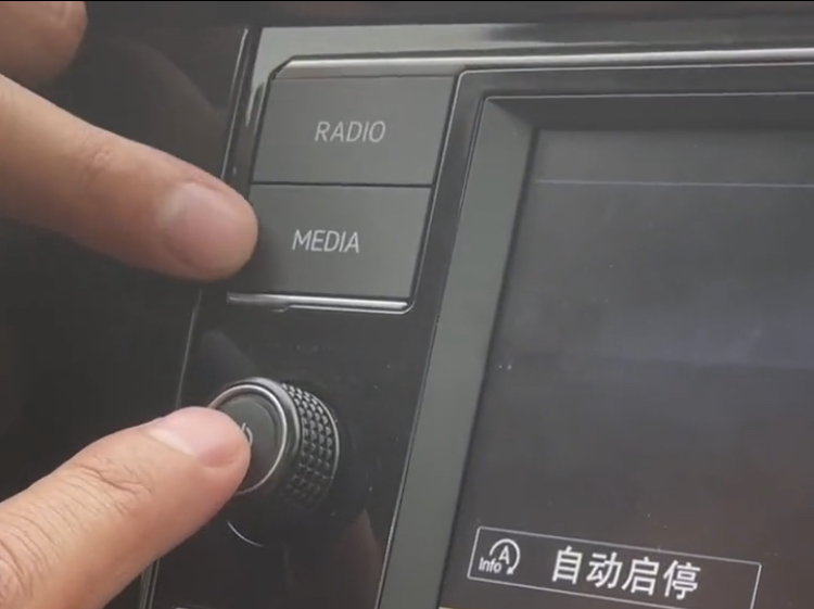 汽车中控屏死机怎么解决,汽车中控屏幕卡顿最简单的修复