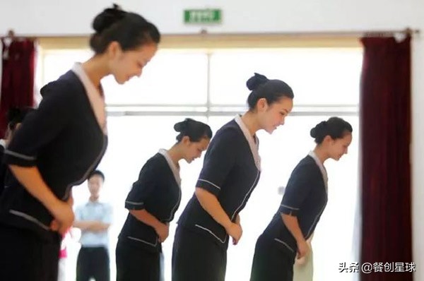 顾客吃出头发怎么解决,顾客吃饭吃出头发怎么处理