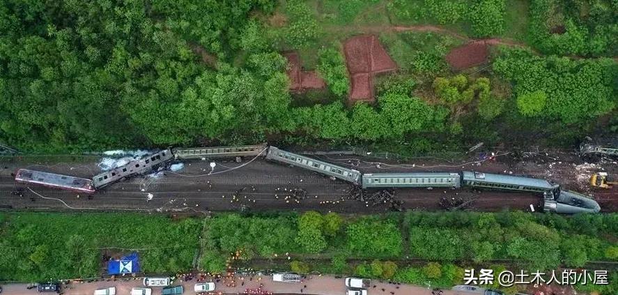 山体滑坡导致火车的侧翻,山体滑坡导致的火车事故