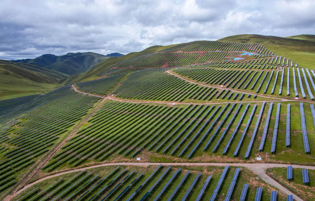 厉害了我的国！*藏西**昌都草原上发现一望无际的牧光互补太阳能基地