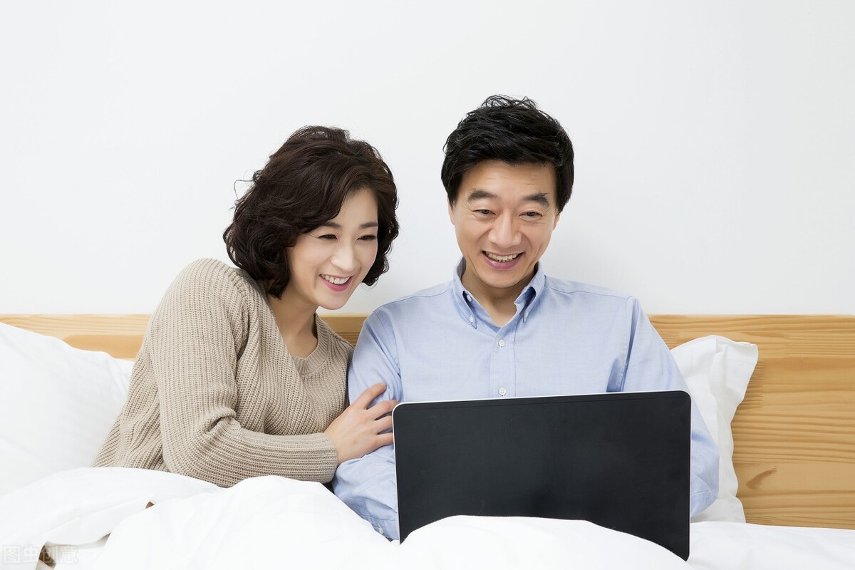 人到中年夫妻为什么不愿意亲近了,中年男人亲吻女人什么心理