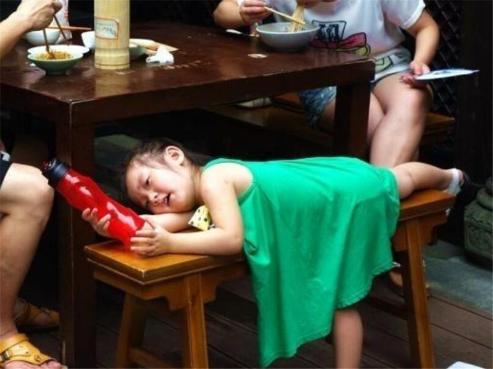 孩子爱踢被子怎么教育,宝宝睡觉老是蹬腿踢被