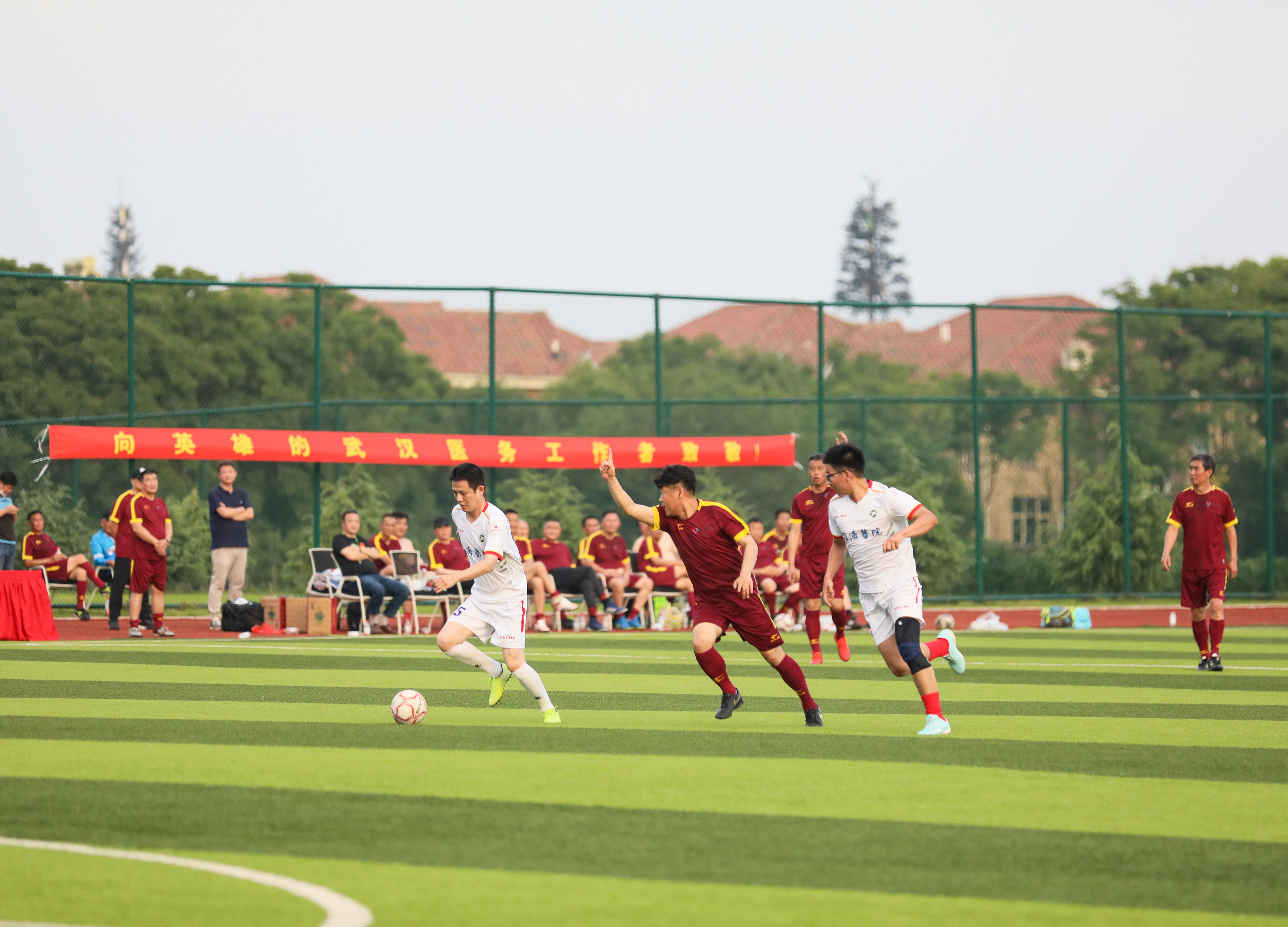 中国足协元老足球队到访武汉同济医院致敬抗疫医务人员