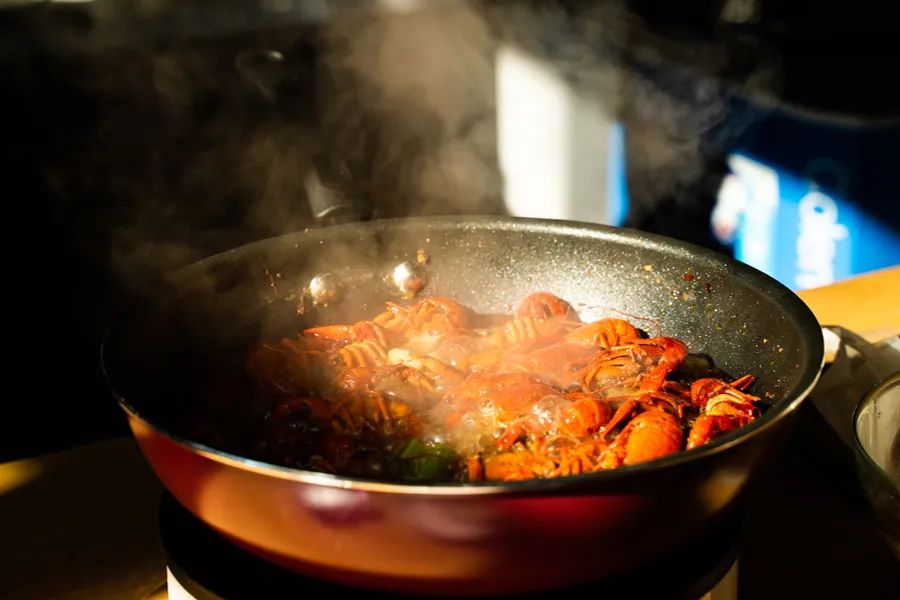 被薇娅直播间榨干零食预算后，写出了这篇测评报告（上）