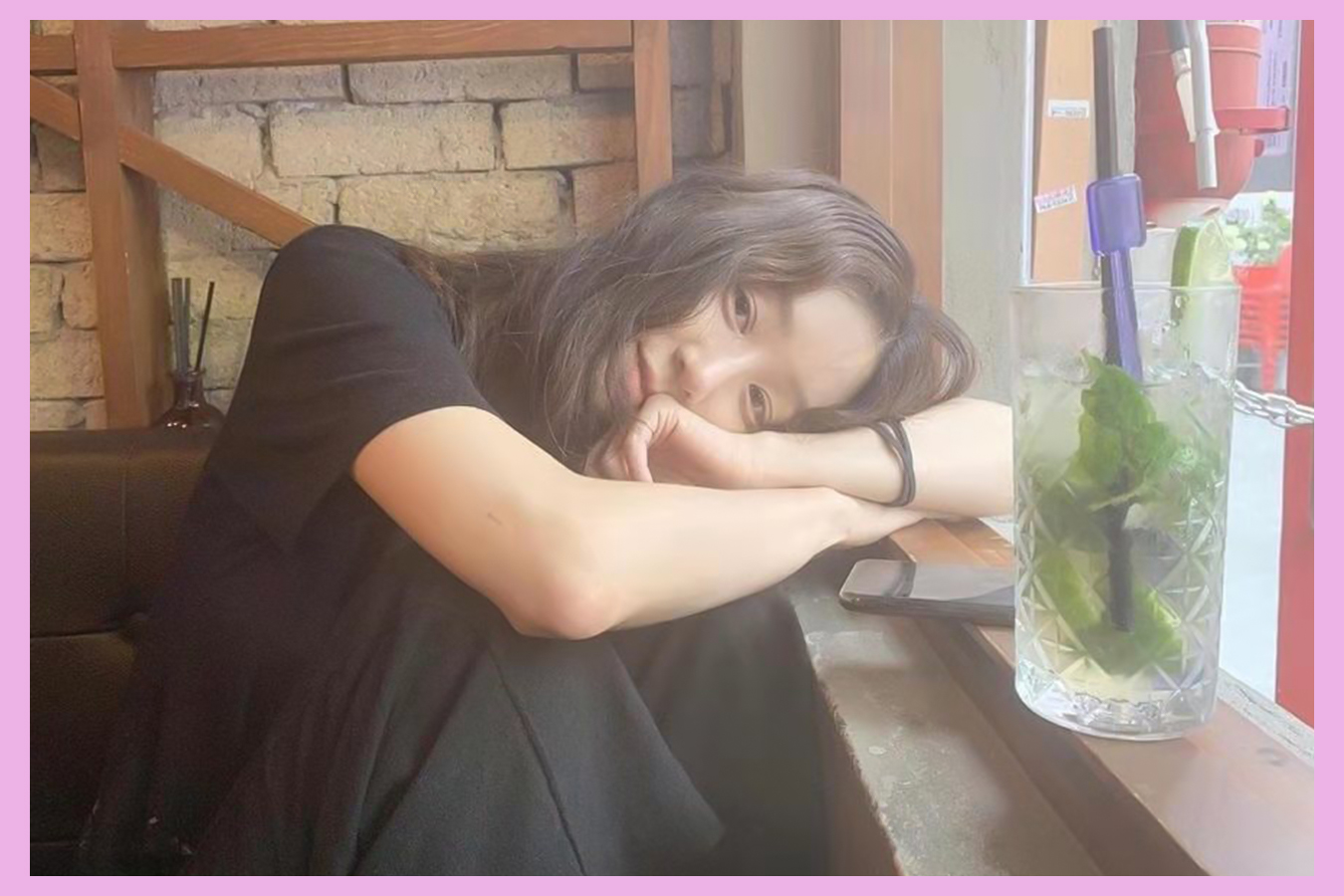 郑丽媛夏日穿搭，被小卷毛圈粉，这样的韩国小姐姐请给我一沓