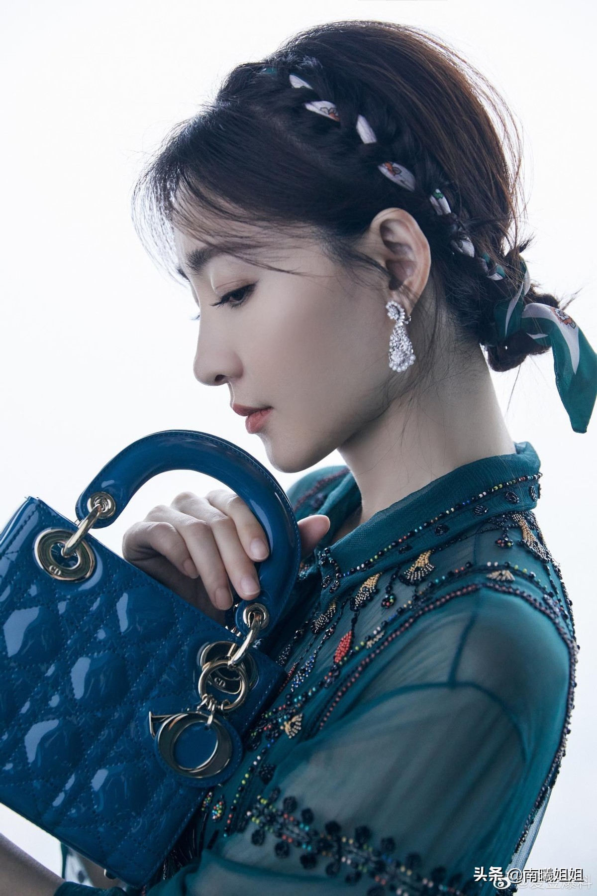 中年女性系丝巾不要一成不变,适合中年妇女围的丝巾