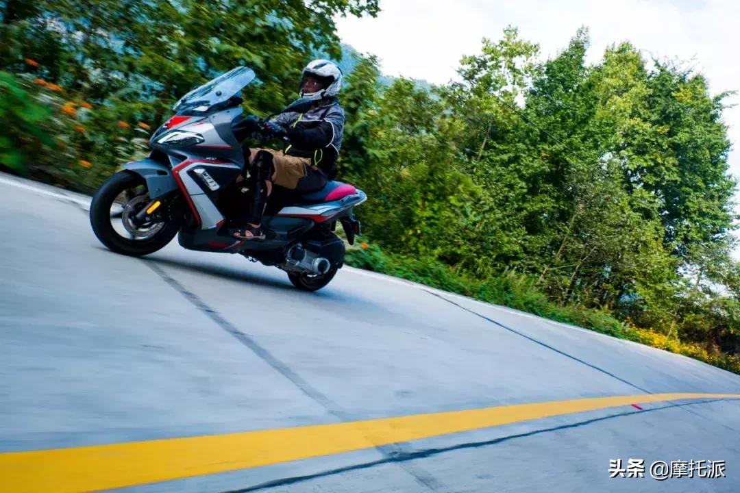 这是一辆让人爱恨交加的大踏板,阿普利亚SRMAX300综合测评-下