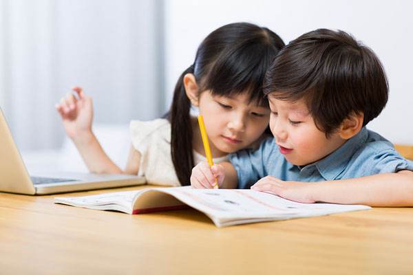 怎么判断一个男孩子真的喜欢你,如何知道男孩子是否真心喜欢你