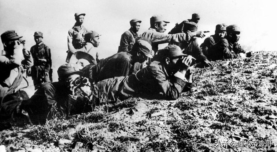 八路军穿上鬼子的防化服骗过鬼子,八路军穿着日本军装骗过鬼子