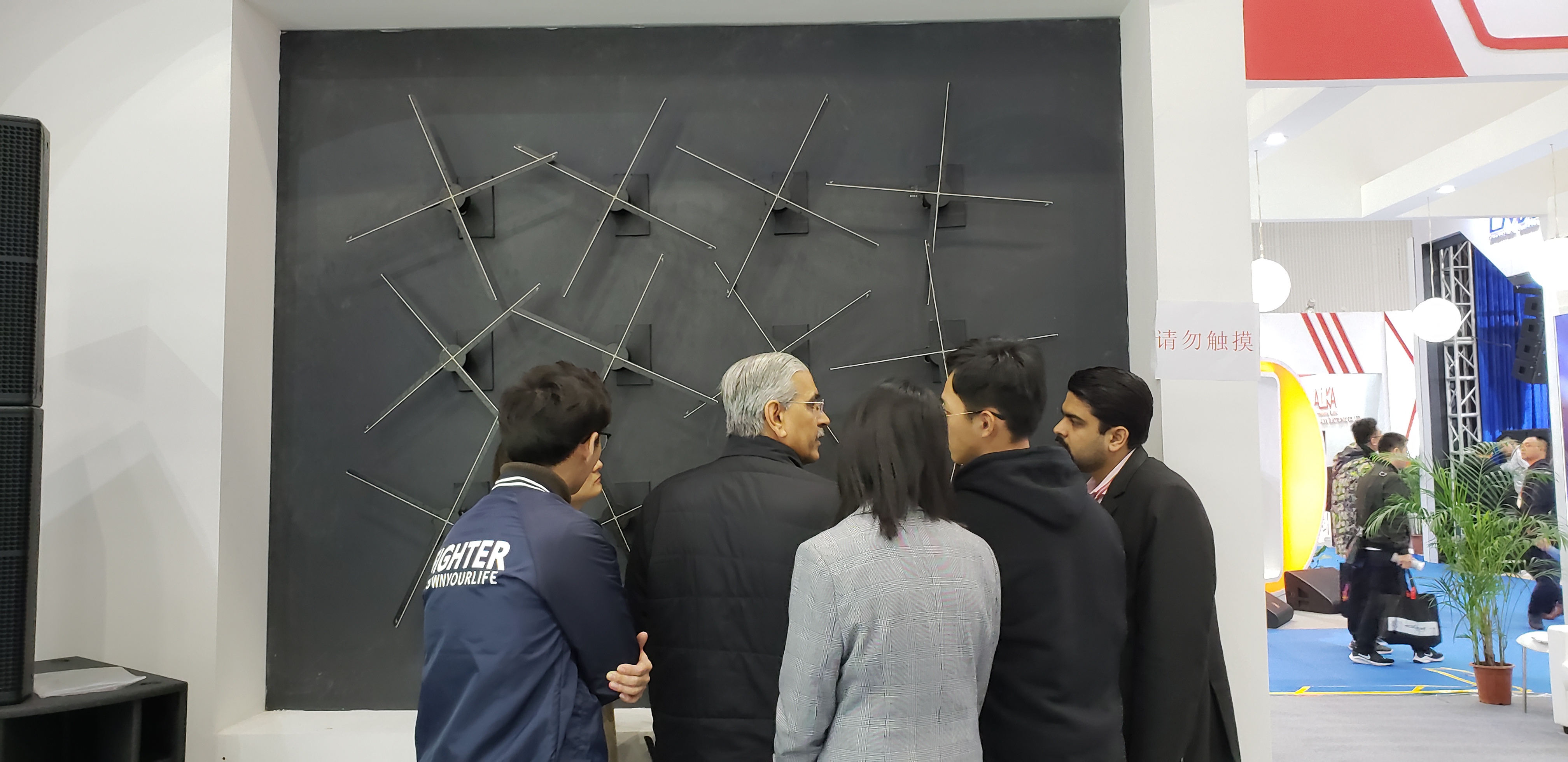 裸眼3D不遥远，科伊斯3D炫屏广告机成获利神器，消除投资商大烦恼