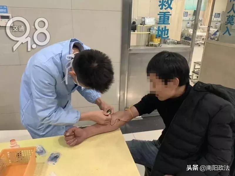 深夜街边男子一声大吼,深夜在大街上吼叫