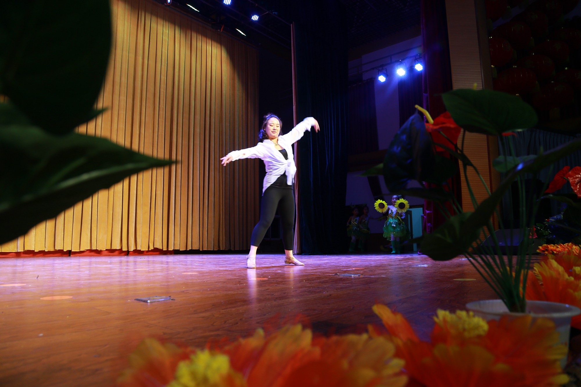 金鸡艺术《舞动人生梦想起航》专场晚会在青少年活动中心演出