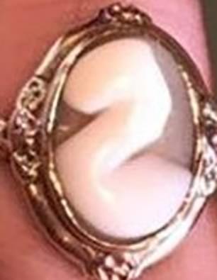 美国女子晒出心爱传家宝订婚戒指，被网友嘲笑是挤出来的蛋黄酱