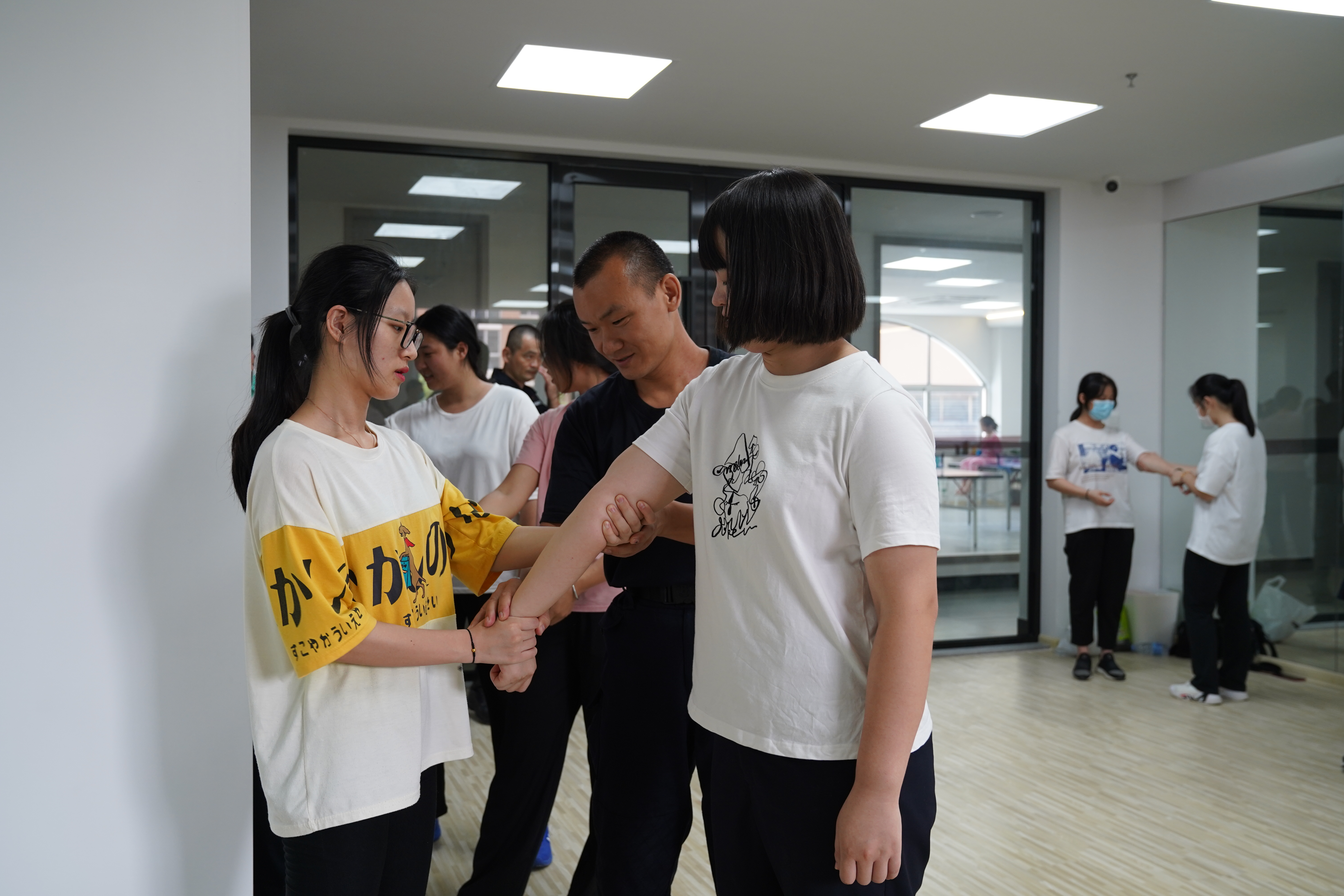 阔口社区“*党**建+”邻里中心，荔警蜀黍教你女子防身术！