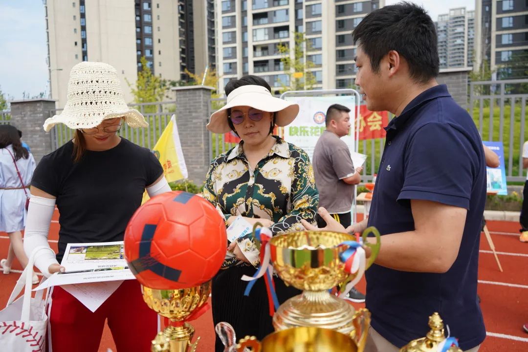 近百个摊摊摆进学校，校长家长都来了