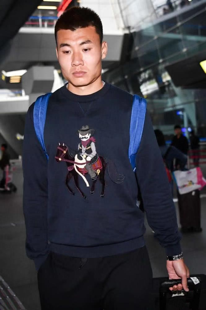 中国男足备战中国杯，各位国脚现身机场，名牌衣服和奢侈品很抢镜