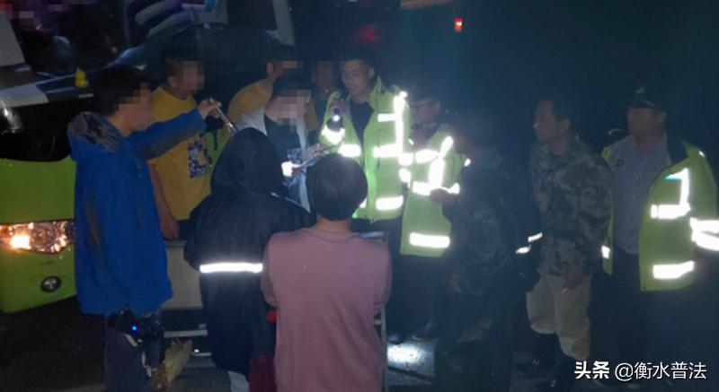 【法治热点早知道】一公司组织员工越野赛，为防作弊没收手机只给地图，致18人被困深山6人失联