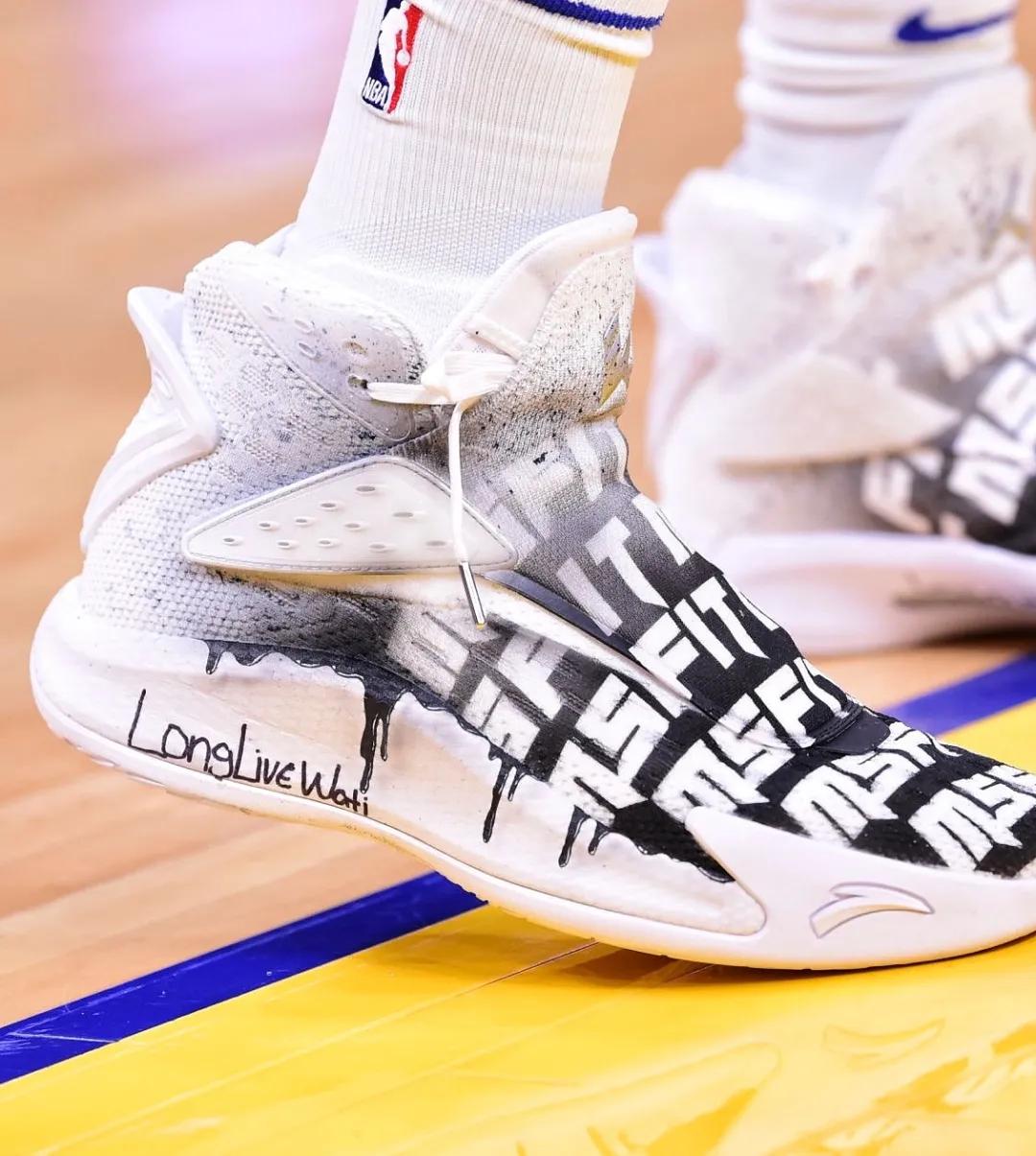 nba球员上脚安踏,nba球员上脚球鞋欧文4绿橙粉