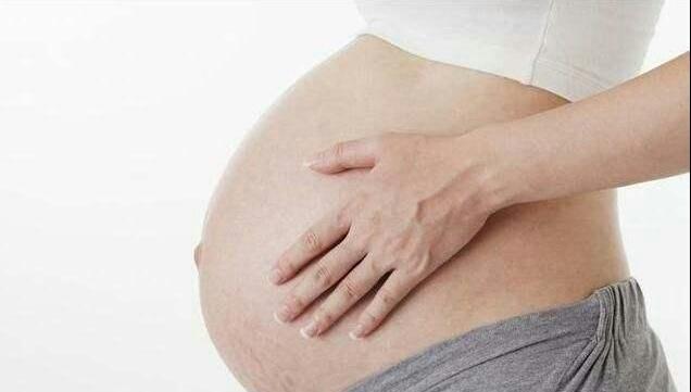 怀孕了肚脐突出,怀孕了肚脐凹下去是怎么回事