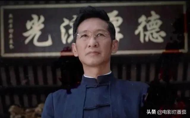 王劲松演蒋介石全身像,王劲松扮演蒋介石像吗