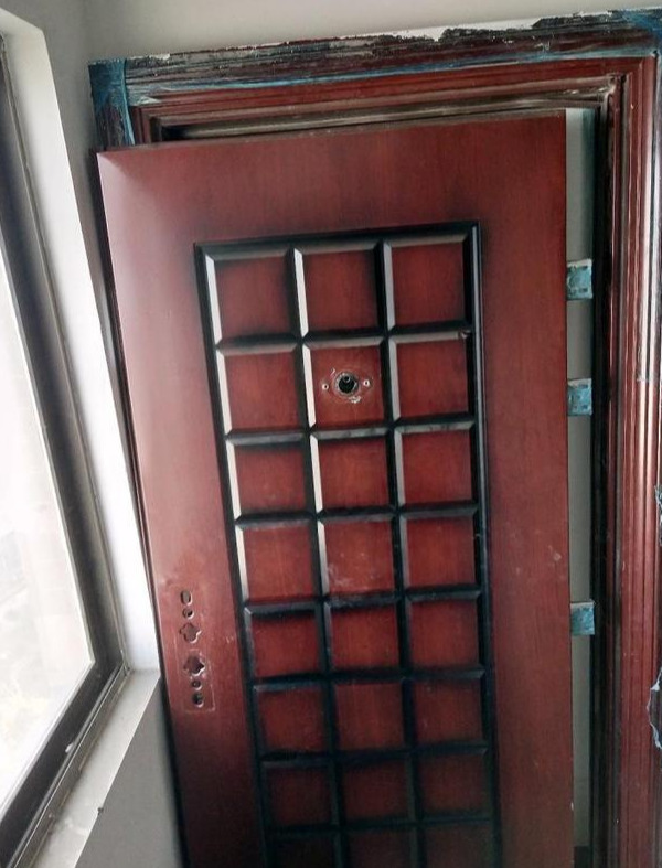 防盗门压住邻居家门框,防盗门用泡沫胶固定结实吗