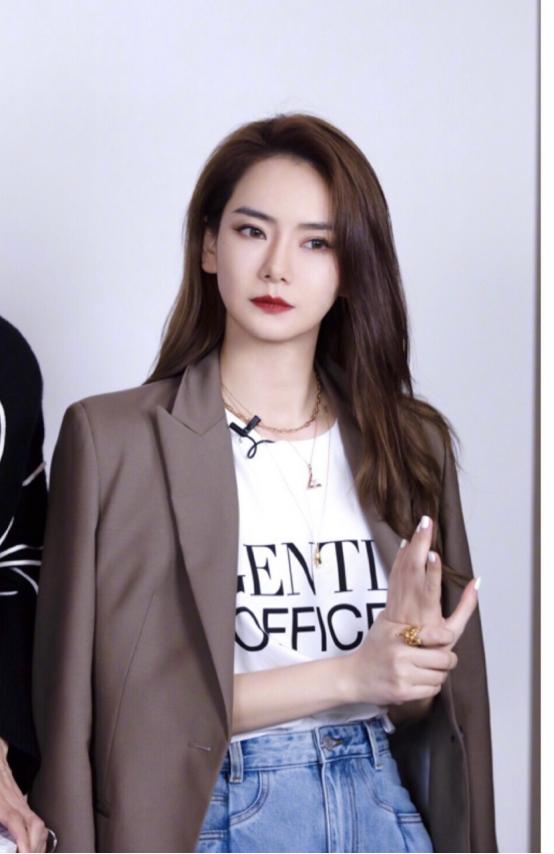 灰色长袖连衣裙高级感显瘦,什么衣服不适合穿甜美风