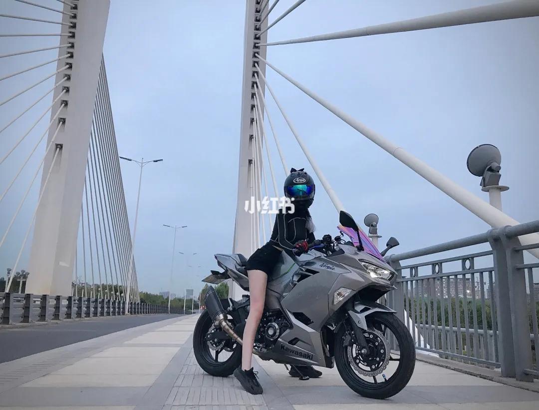 小姐姐骑川崎ninja650,小姐姐骑川崎ninja400摩托车