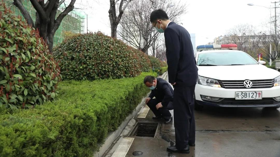 加强对偷窨井盖的违法打击,关注脚下安全