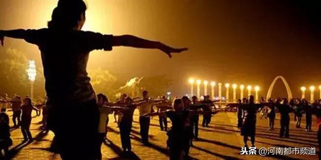 “她们一跳我的天塌了！”男子劝阻广场舞遭大妈*攻围**猝死！