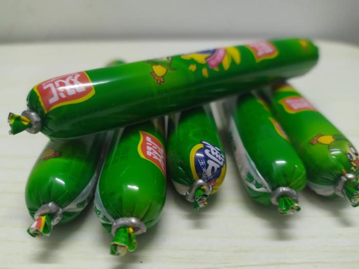 许多人不知道，火腿肠金属环下有个“小机关”，一拉就开，超容易