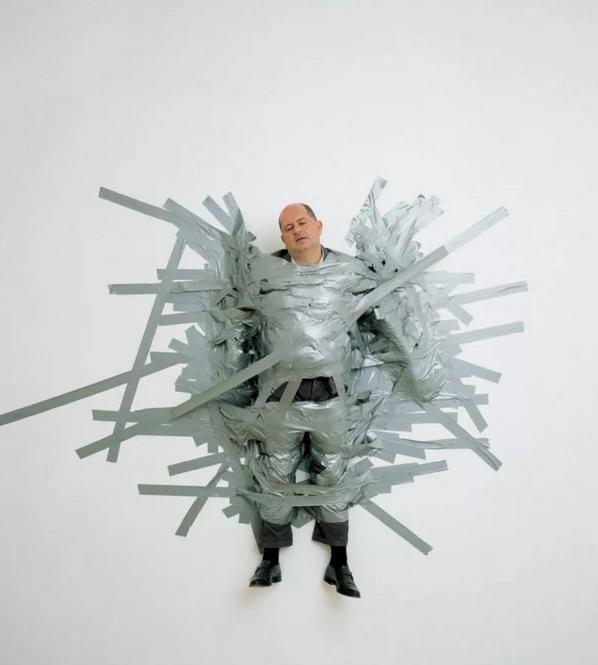 香蕉艺术品拍出12万,香蕉贴墙上能变艺术品