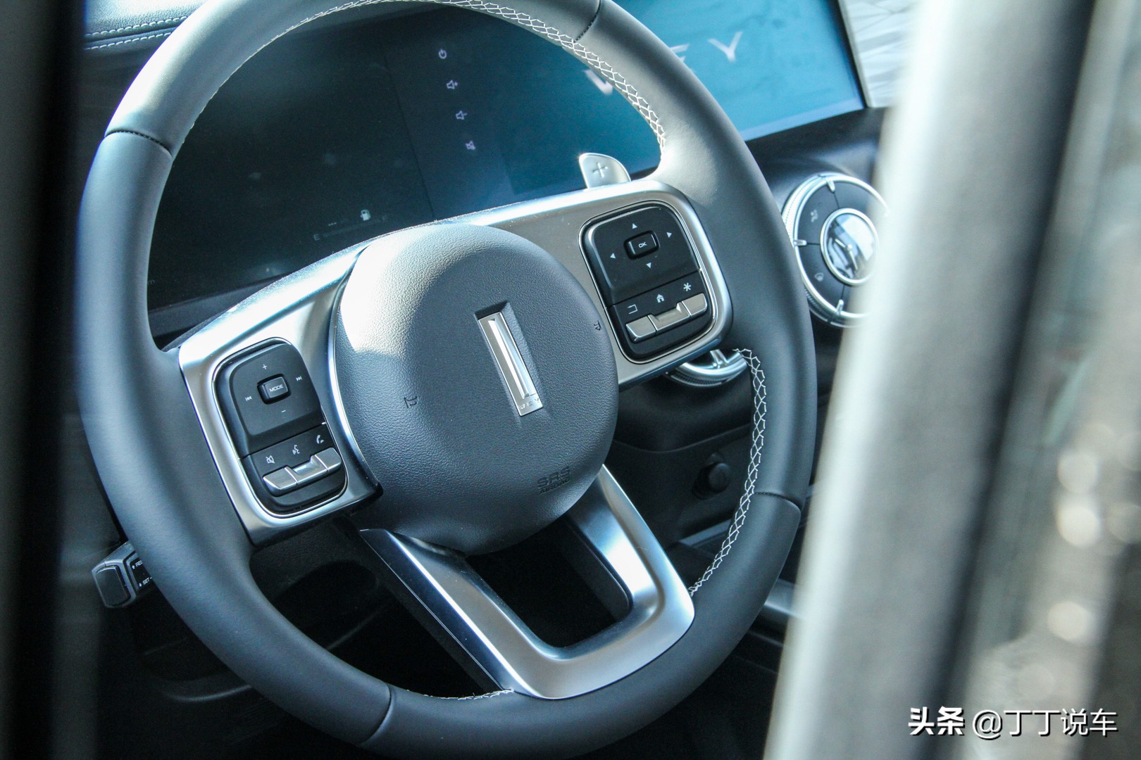 伤害高、*辱侮**性也极强，试驾WEY坦克300