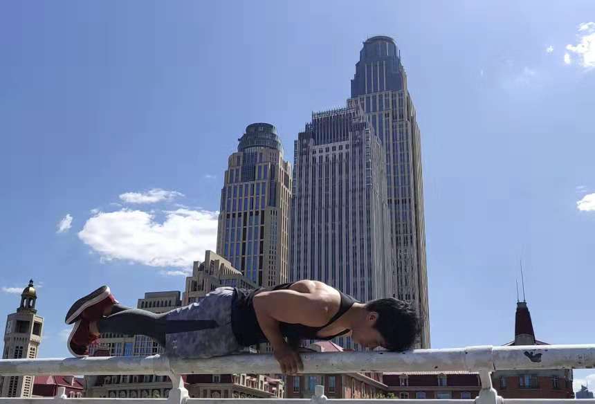 马甲线平板支撑能练成吗,马甲线单单平板支撑可以练出来吗