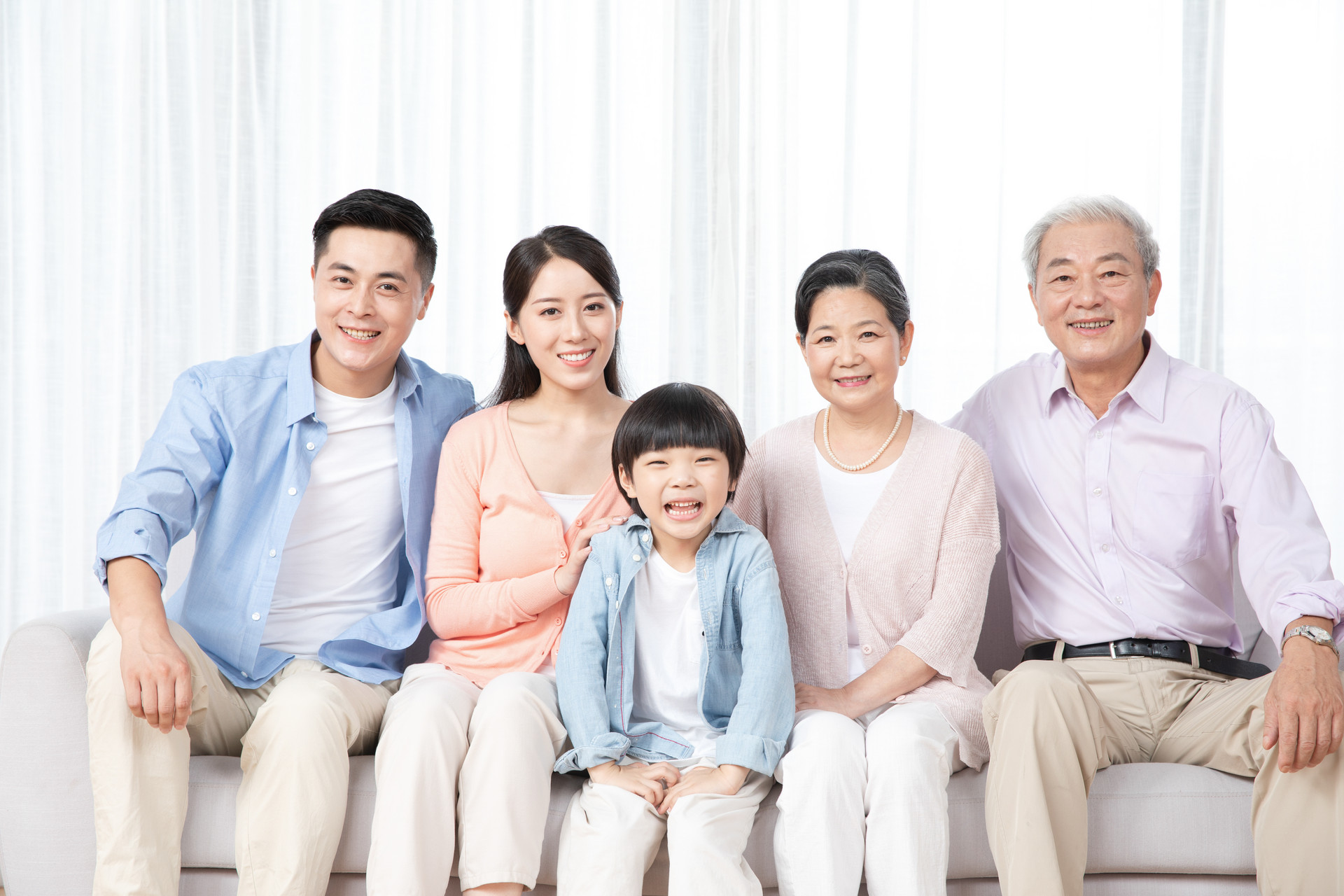 萌娃吃零食被爸爸抓住,女儿偷吃辣条被爸爸发现