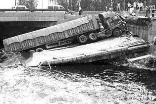 无锡高架桥坍塌超载车,无锡高架桥坍塌货车超载处罚视频