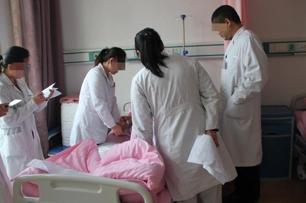 妻子生孩子发现孩子不是亲生,老婆第一次生孩子医生说是二胎